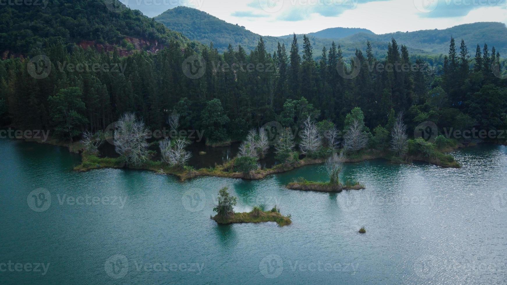 luchtfoto van meer en dennenbos in liwong park in thailand foto