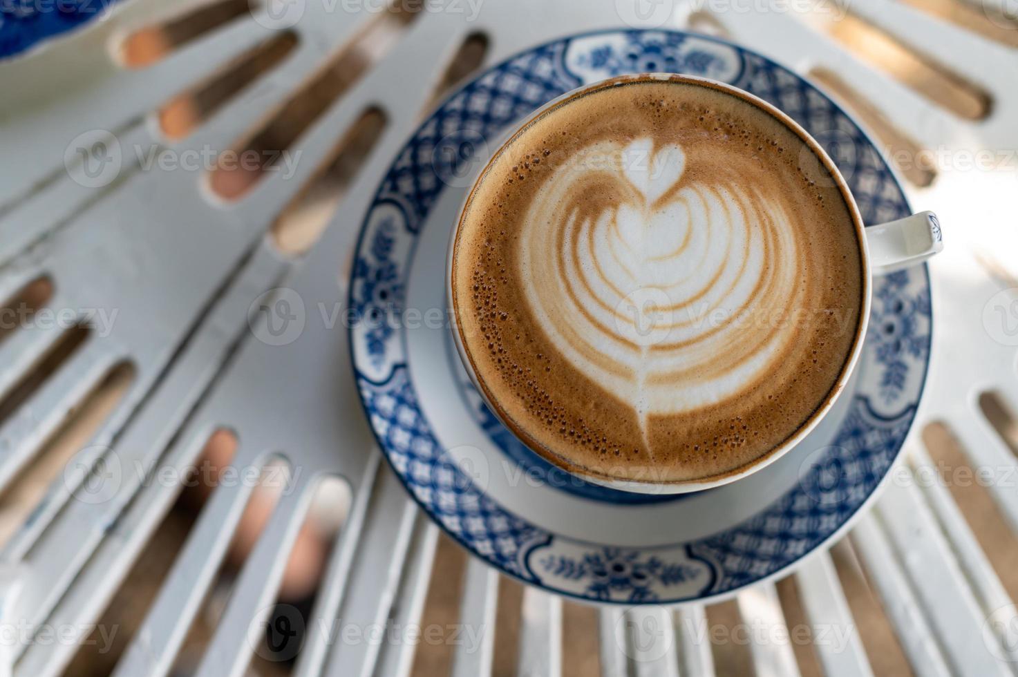 latte art in een koffiekopje op tafel plat leggen foto