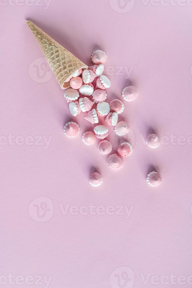 verspreide roze en wit decor voor bakken, schuimgebak in wafel koekjes foto