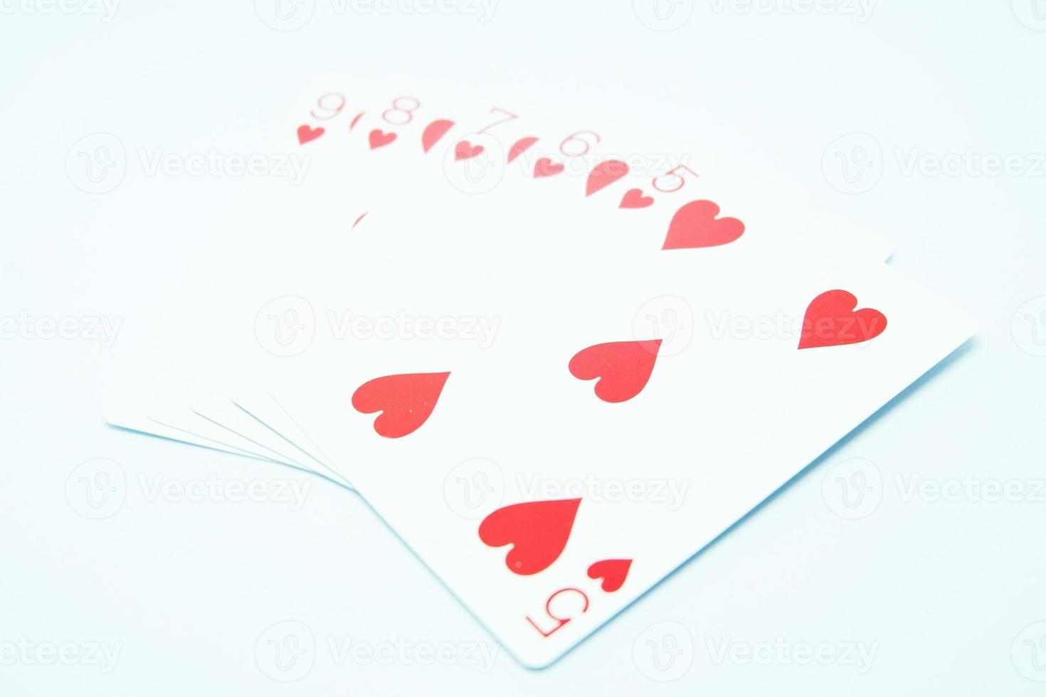 Rechtdoor doorspoelen van hart ieder volgorde allemaal de dezelfde pak, voor voorbeeld 9-8-7-6-5 in wit achtergrond foto