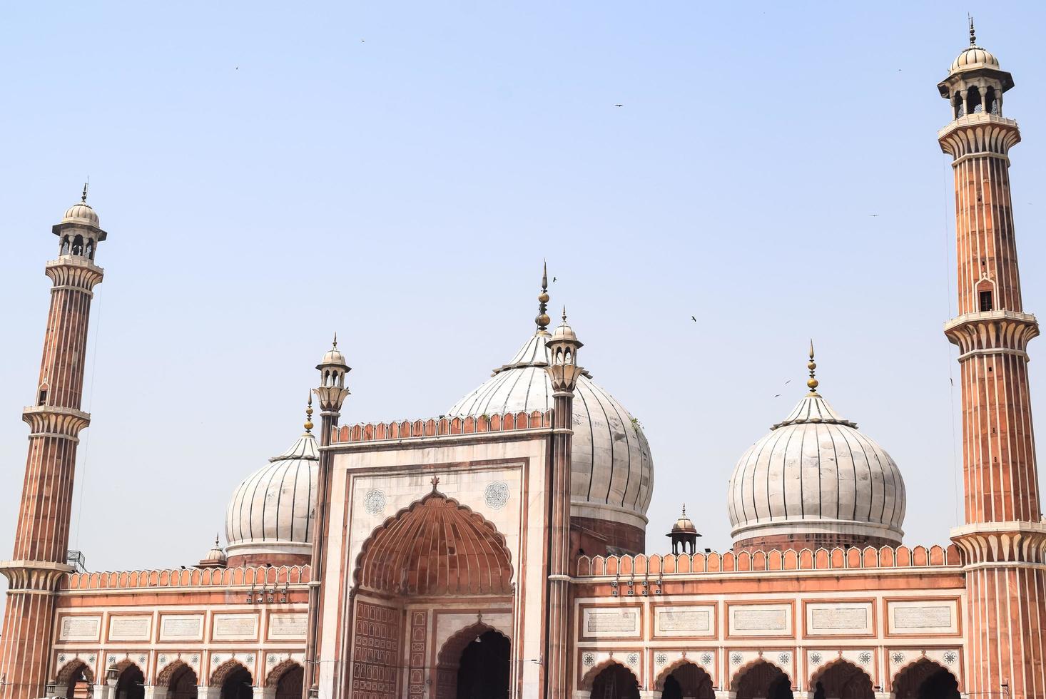 Delhi, Indië -april 15, 2022 - niet geïdentificeerd Indisch toeristen bezoekende jama masjid gedurende ramzan seizoen, in Delhi 6, Indië. jama masjid is de grootste en misschien de meest prachtig moskee in Indië foto