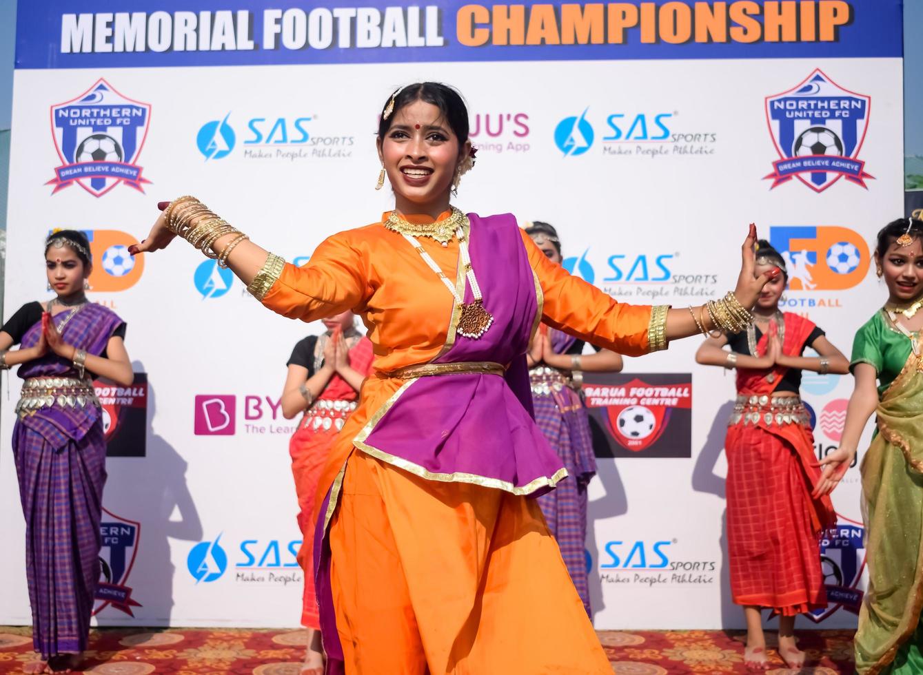 Delhi, Indië - december 11 2022 - bharathanatyam Indisch klassiek odissi dansers het uitvoeren van Bij fase. mooi Indisch meisje dansers in de houding van Indisch dans. Indisch klassiek dans bharatanatyam foto