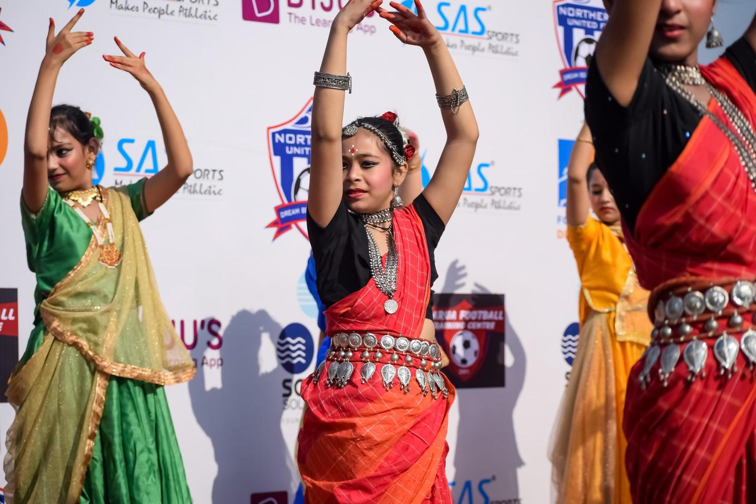 Delhi, Indië - december 11 2022 - bharathanatyam Indisch klassiek odissi dansers het uitvoeren van Bij fase. mooi Indisch meisje dansers in de houding van Indisch dans. Indisch klassiek dans bharatanatyam foto