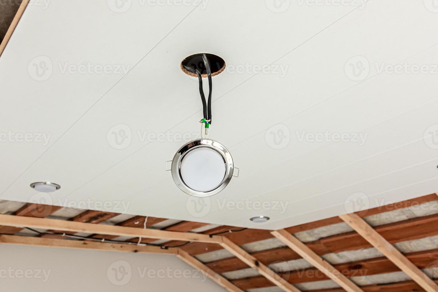 elektrisch draden met een plek lamp Aan de plafond, detailopname schot foto