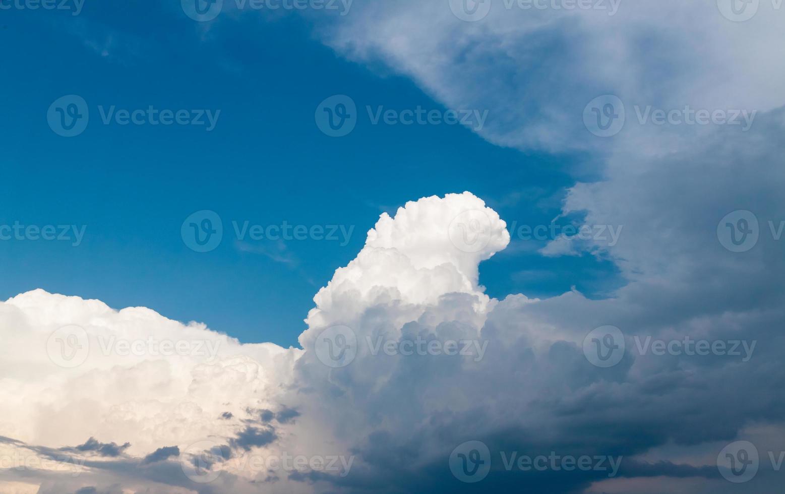 lucht met wolken visie van binnen de vlak foto