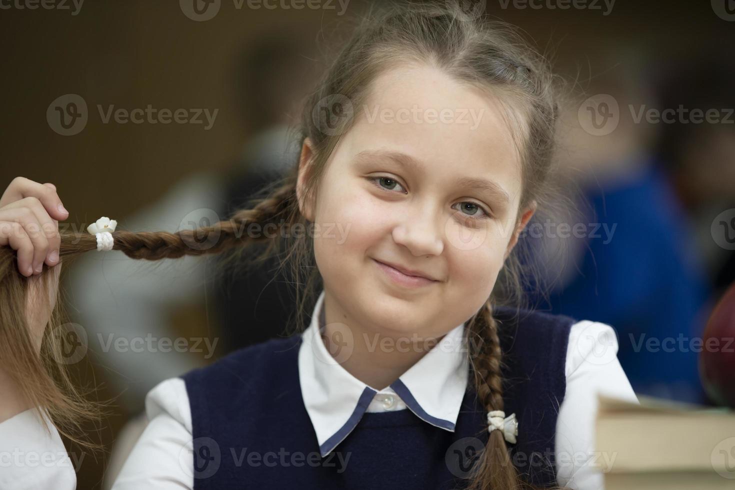 portret van een middelbare leeftijd schoolmeisje met grappig vlechtjes. foto