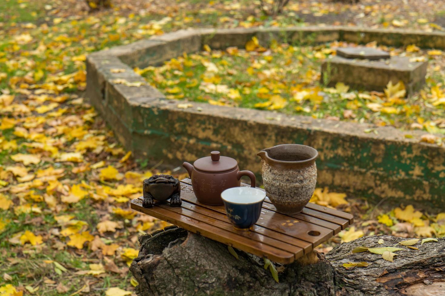 theepot en theekopjes Aan een houten tafel foto