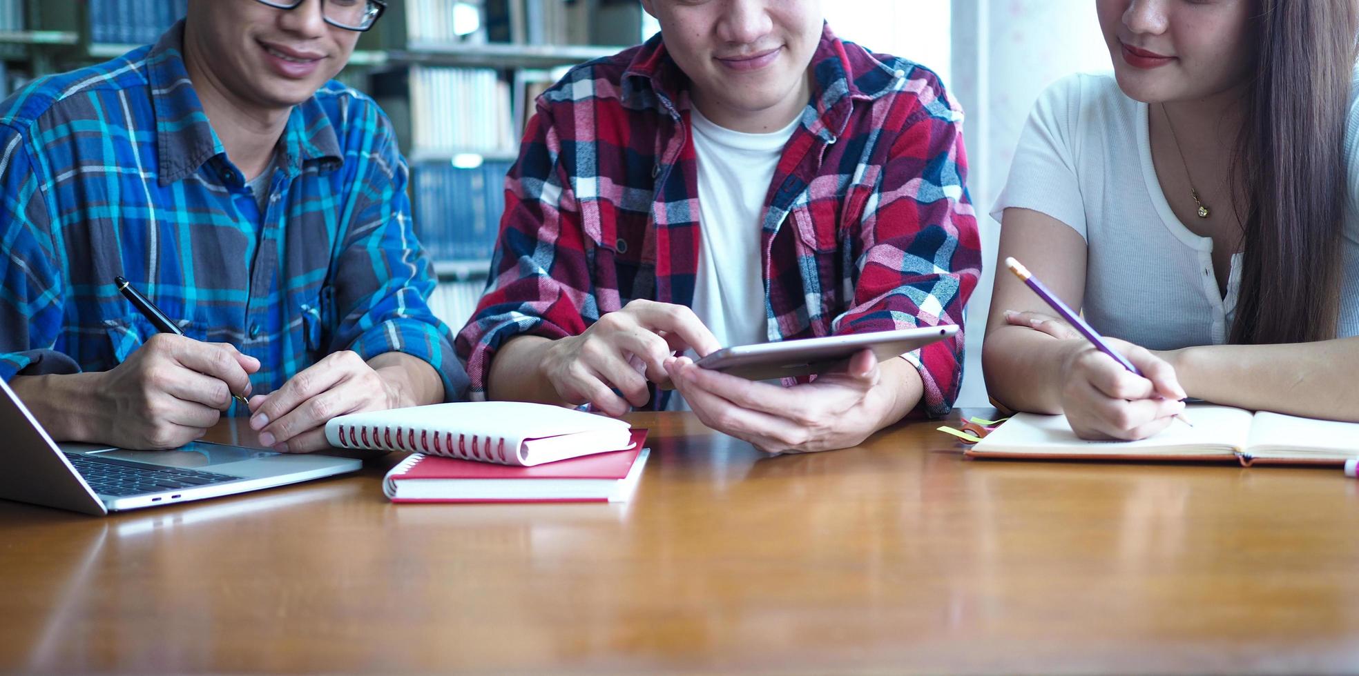 leerling groepen zijn viewing informatie in boeken en laptops. gewillig naar studie samen foto