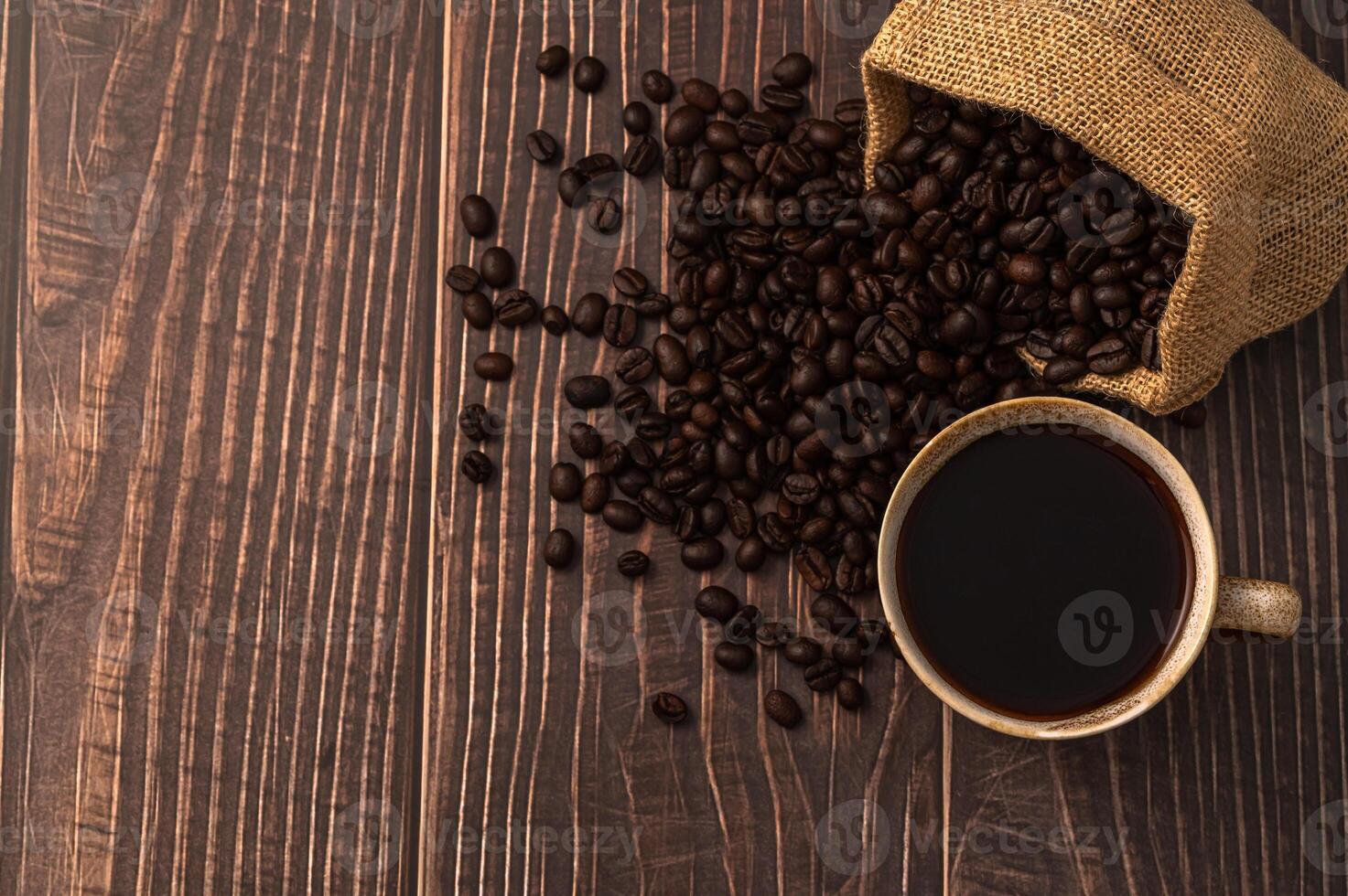 koffiemok en koffiebonen op tafel foto