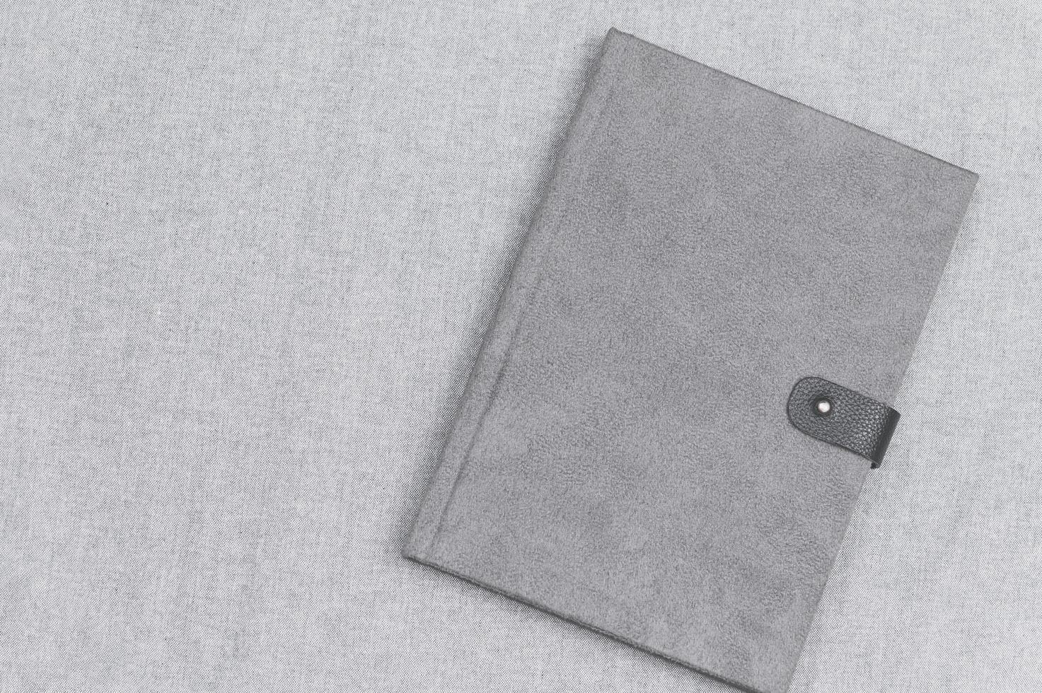 grijs boek boek op grijze doek foto