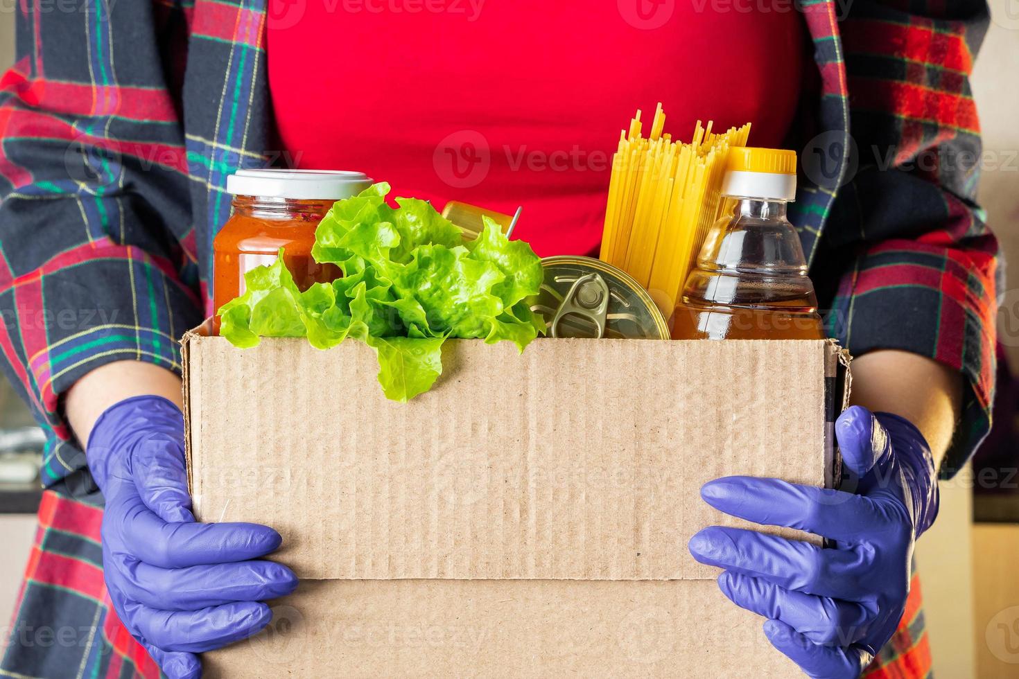 vrouw vrijwilliger met een donatiebox foto