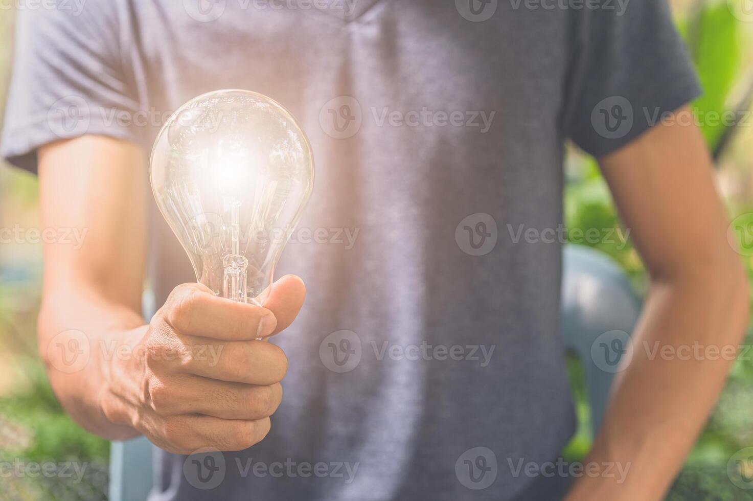 idee van een man met een gloeilamp foto