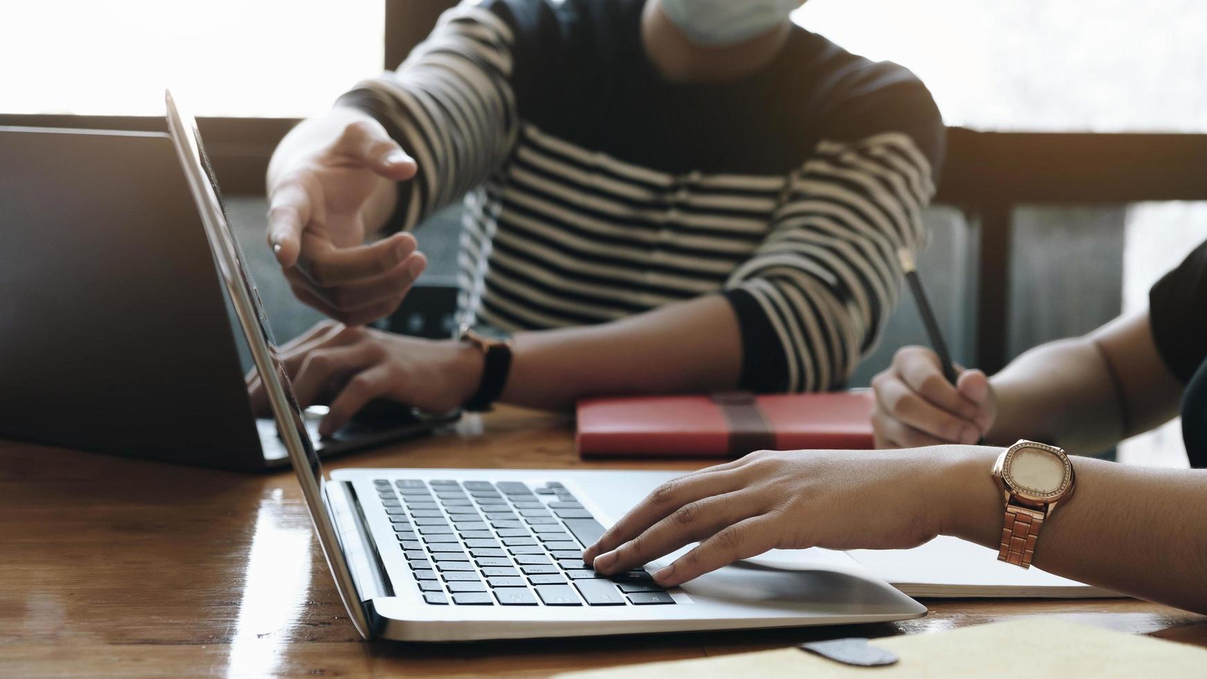 mensen uit het bedrijfsleven kijken naar een computerscherm foto