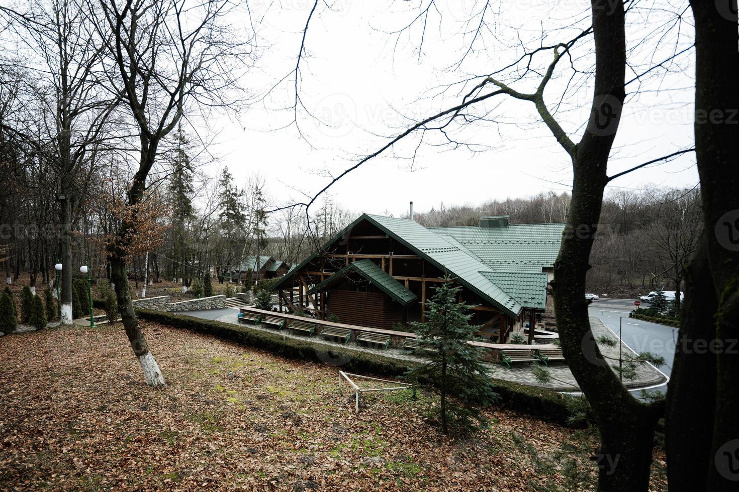 houten huisje in de Woud. land huis. foto