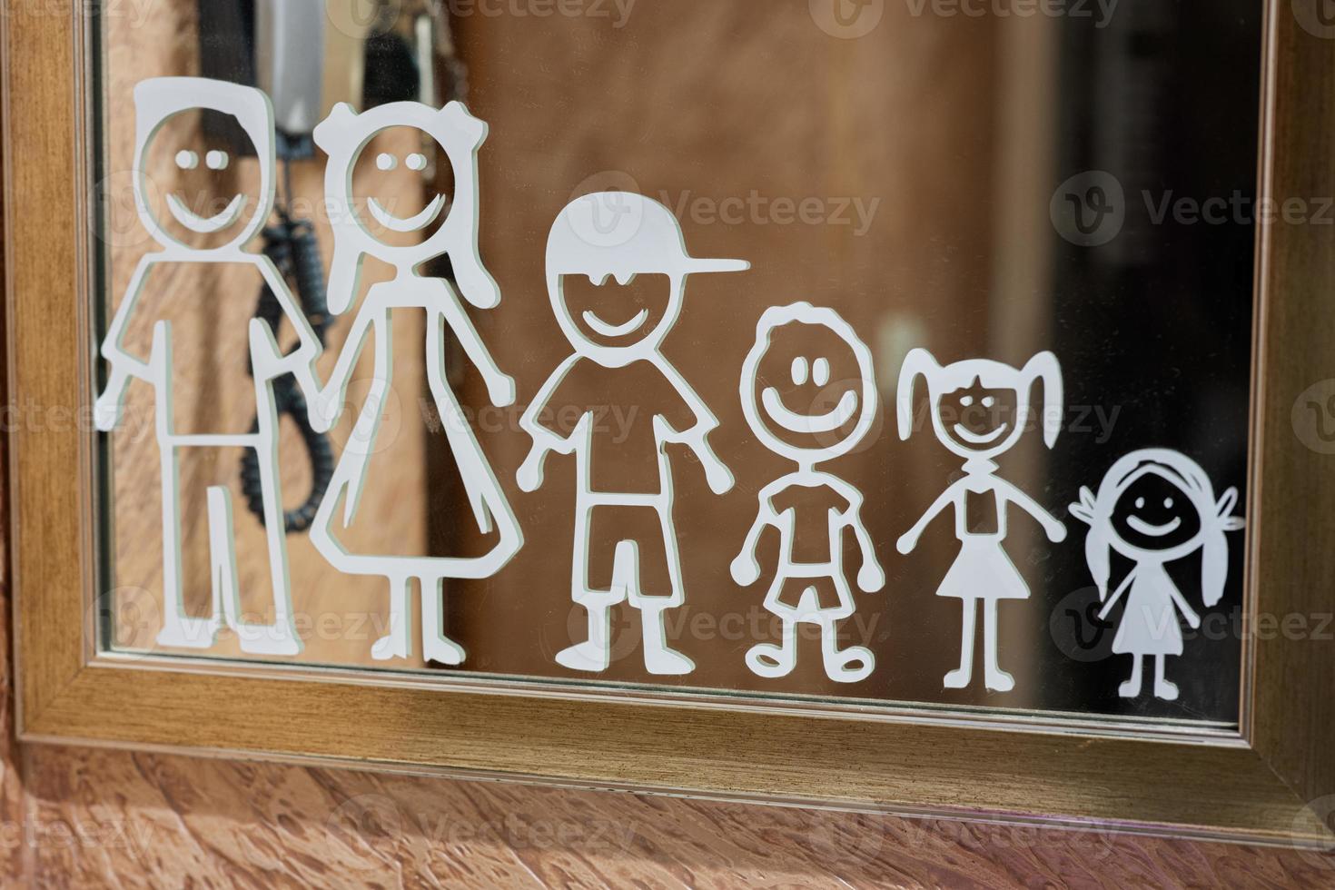 sticker van familie met vier kinderen Aan spiegel Bij huis. foto