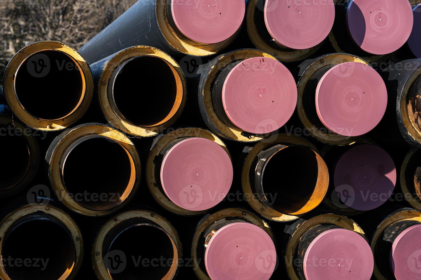 metaal drinken water pijpen met plastic dekt. foto