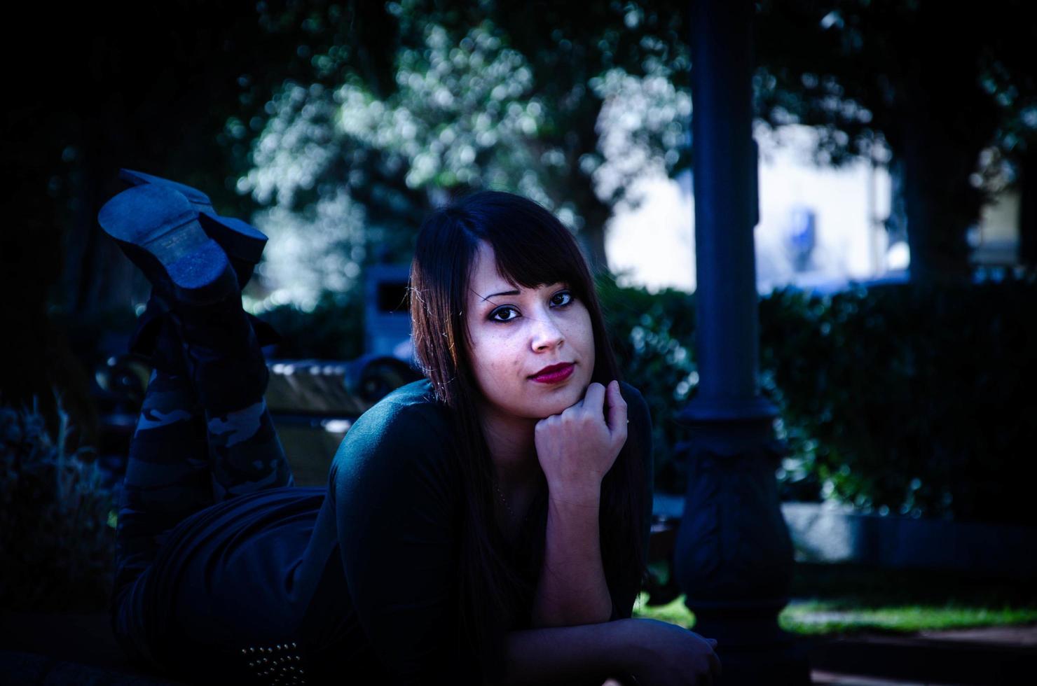 portret van een brunette model- gedurende een foto schieten met sensueel en vaag oosters Kenmerken, schoten genomen in de western Ligurisch riviera