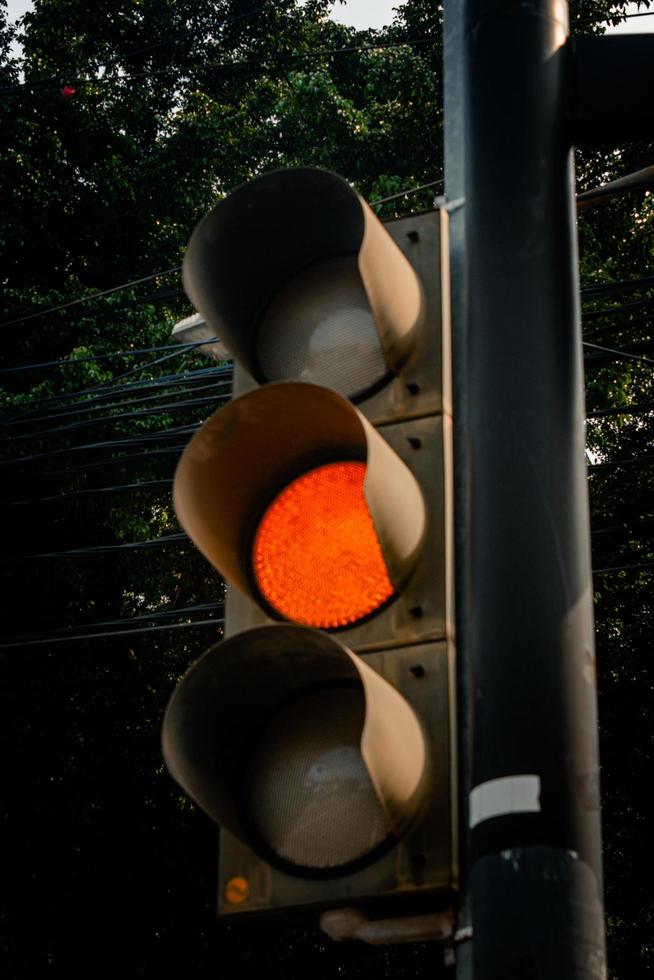 verkeer controle en regulatie concept rood, oranje en groen voor kruispunt foto