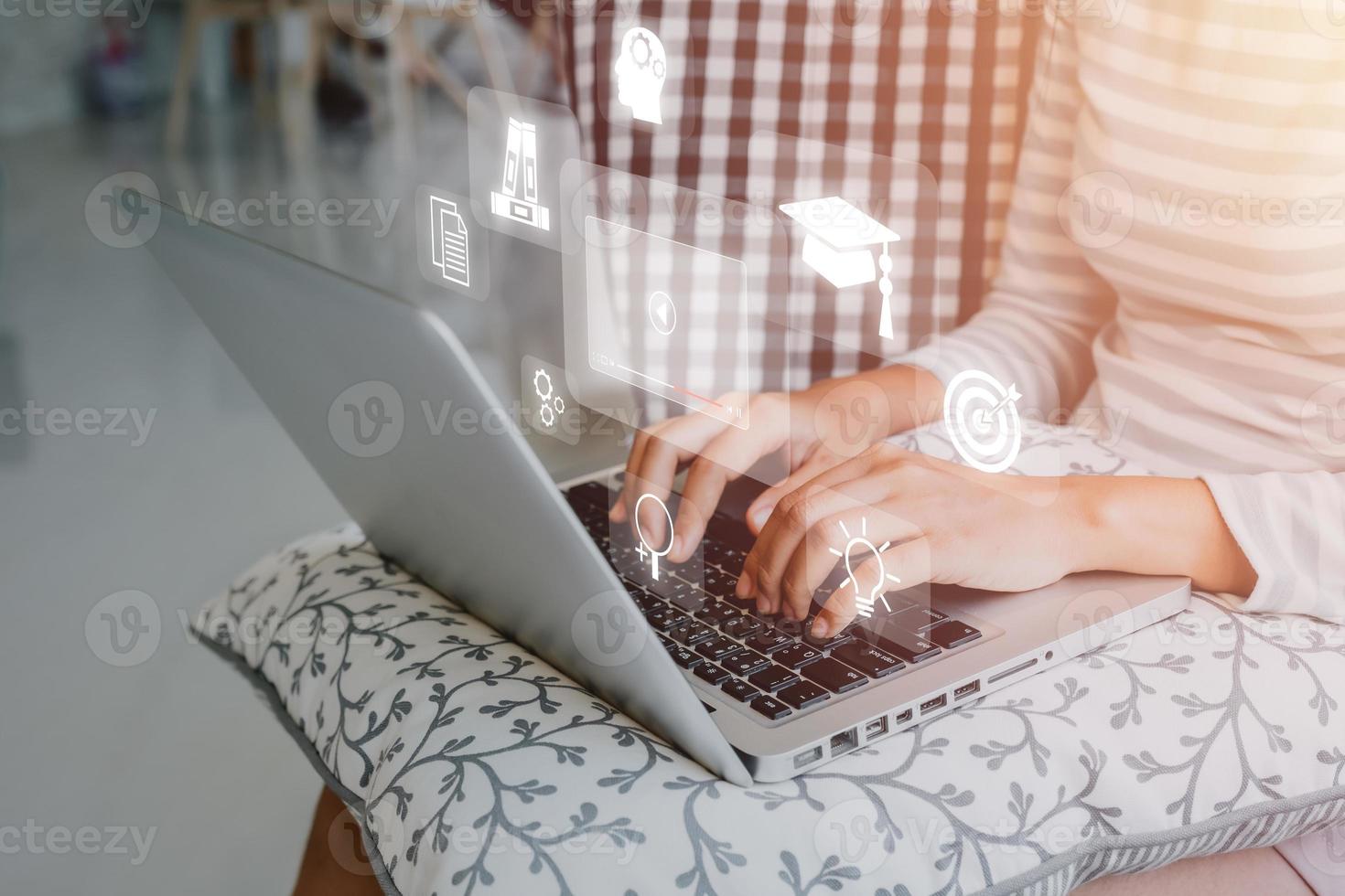 online onderwijs opleiding, vrouw gebruik makend van laptop Aan bureau tafel met vr scherm onderwijs icoon achtergrond, webinar online. foto