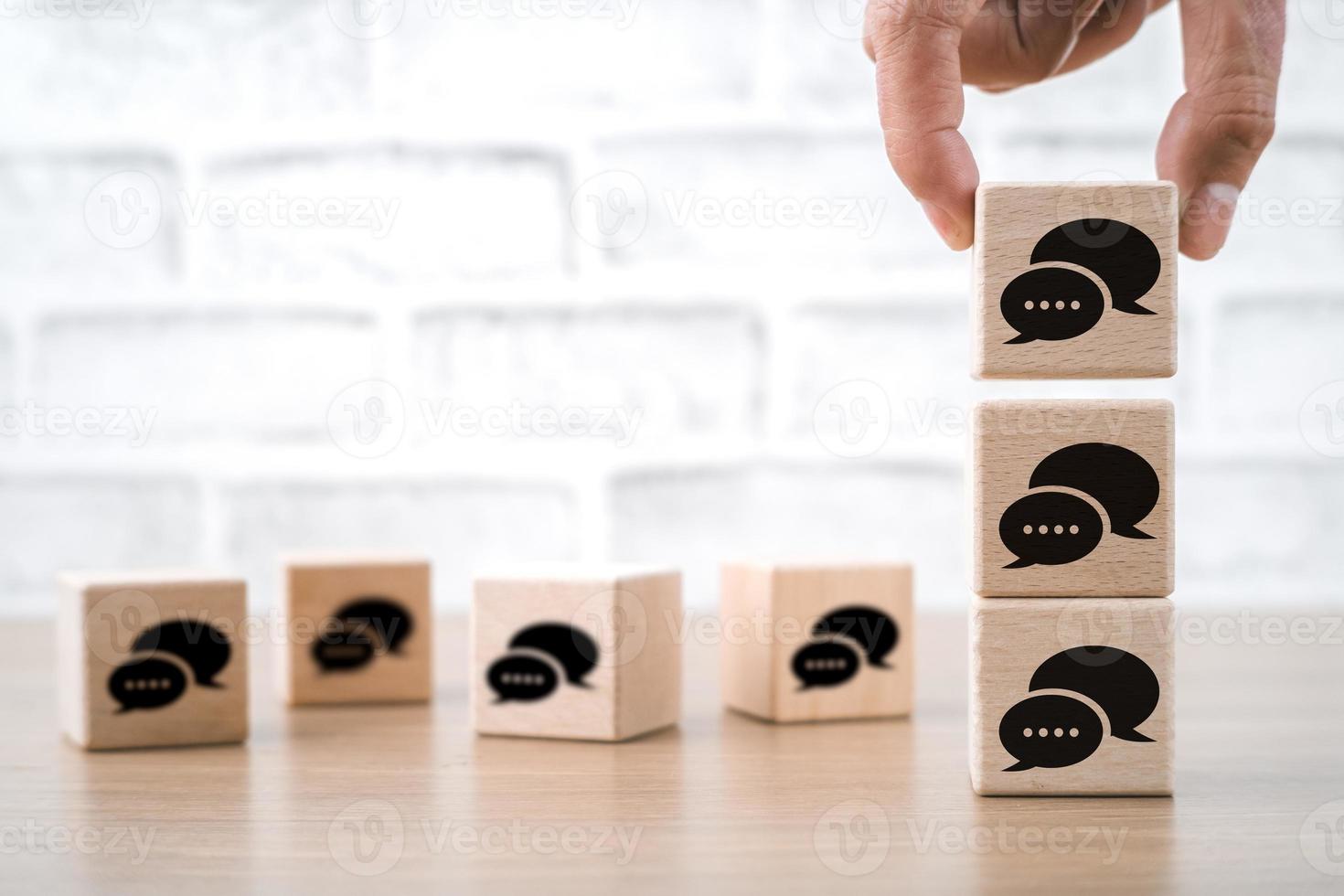 online communicatie concept, veel houten kubussen met toespraak bubbel pictogrammen Aan blauw achtergrond, sociaal netwerken. foto