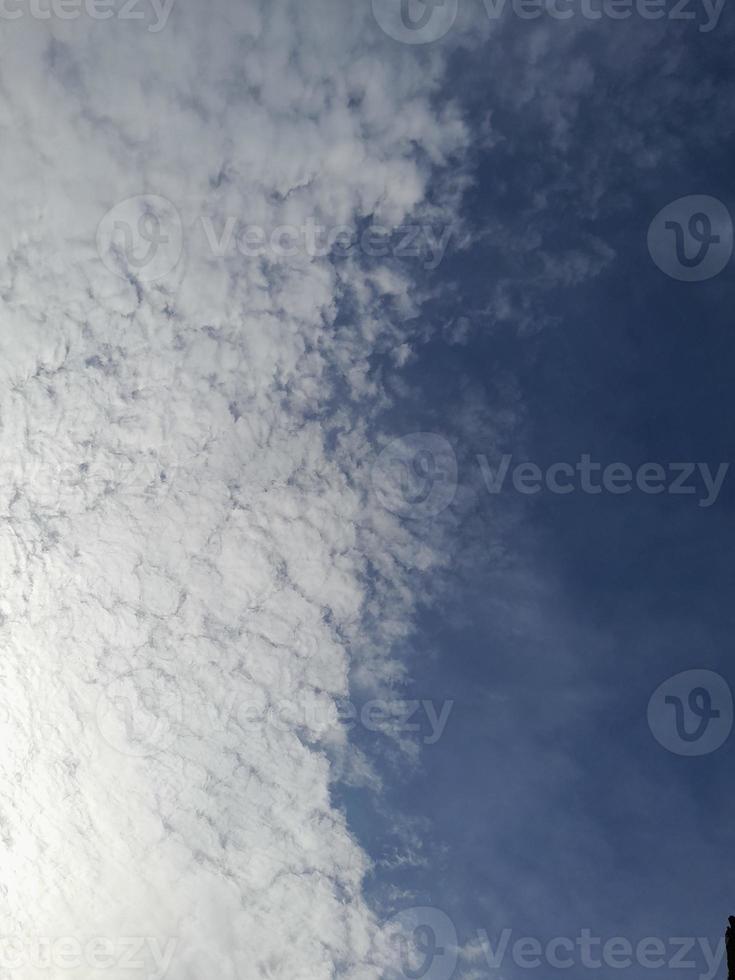 wit wolken in de blauw lucht. mooi helder blauw achtergrond. licht bewolkt, mooi zo het weer. gekruld wolken Aan een zonnig dag. foto