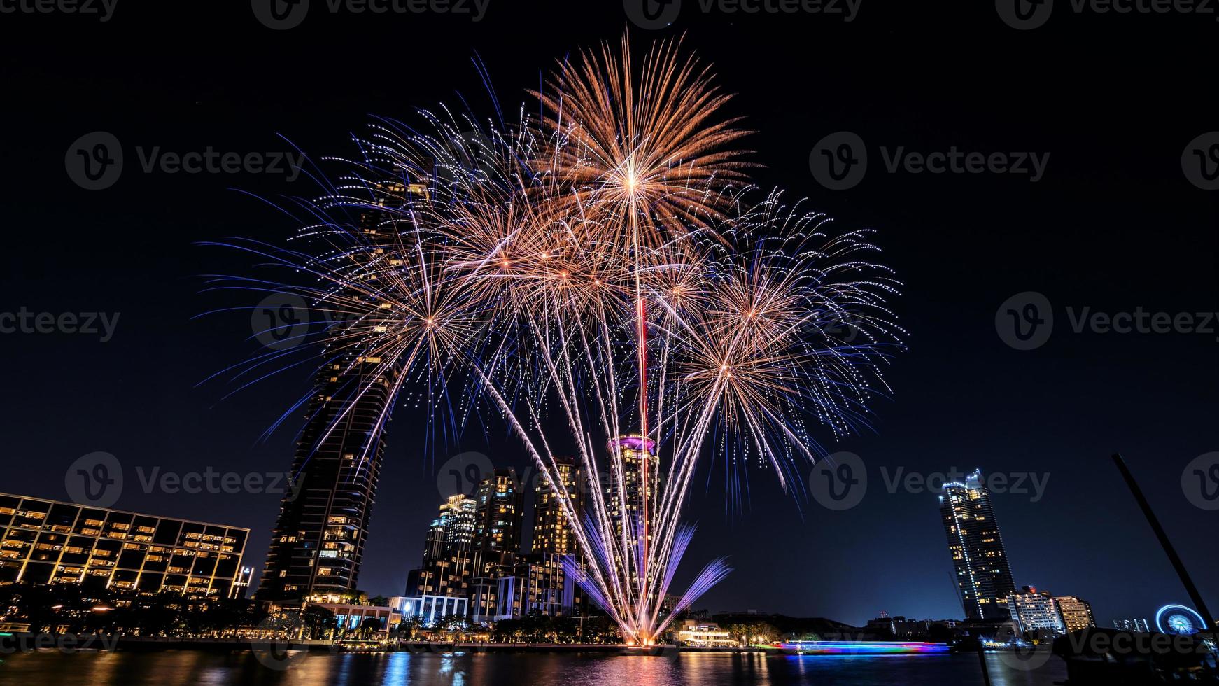 vuurwerk op de rivier in de donkere lucht foto