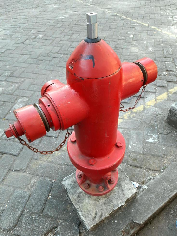 brand brandblusser, oud rood hydrant door de langs de weg foto