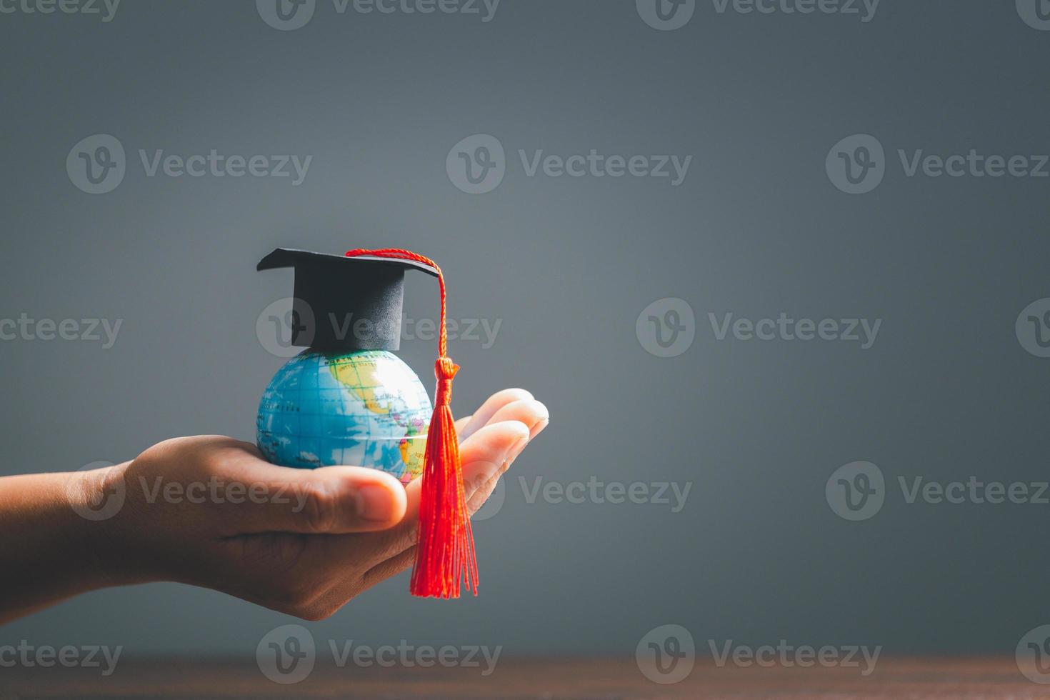 diploma uitreiking pet met aarde wereldbol. concept van globaal bedrijf studie, Buitenland leerzaam, terug naar school. onderwijs in globaal wereld, studie Buitenland bedrijf in universiteiten in wereldwijd. taal studie foto