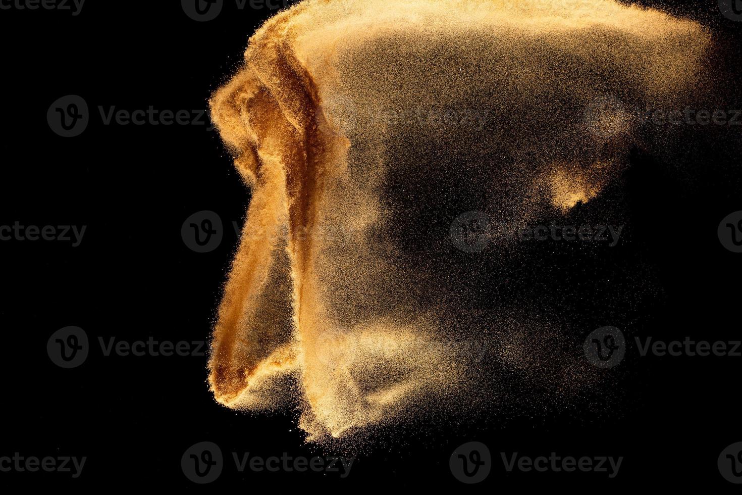 droog rivierzand explosie. bruin kleur zand splash tegen zwarte achtergrond. foto