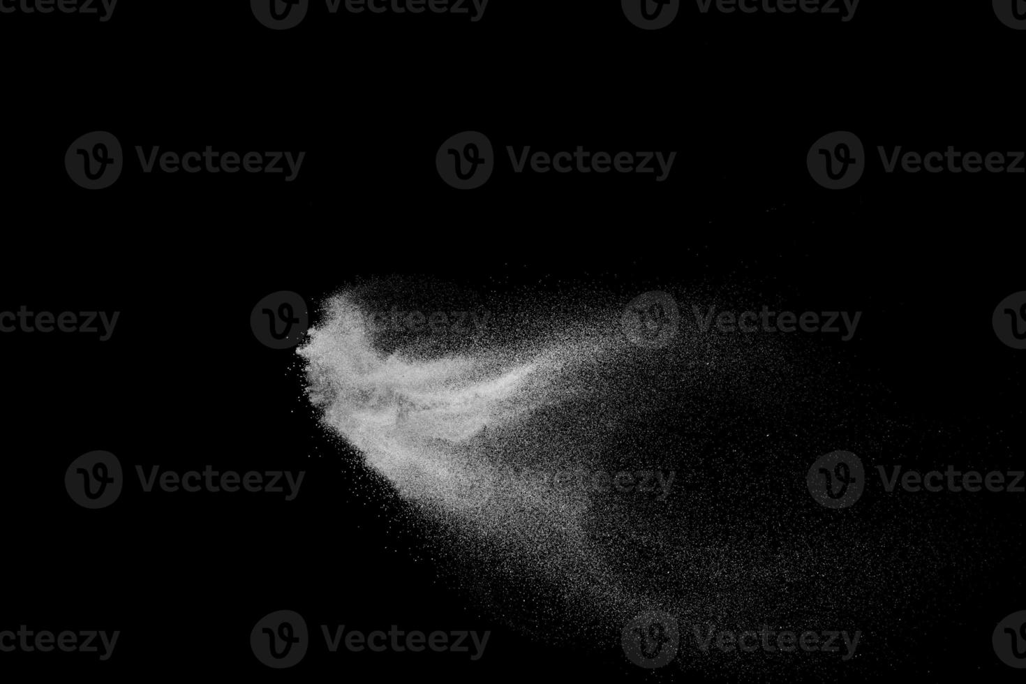witte poeder explosie wolk tegen zwarte background.white stofdeeltjes splash. foto