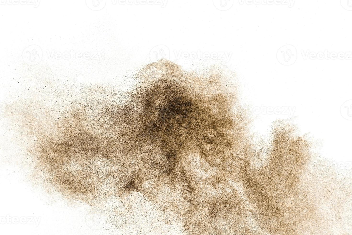 bruin deeltjes plons Aan wit achtergrond. bruin stof spatten. foto