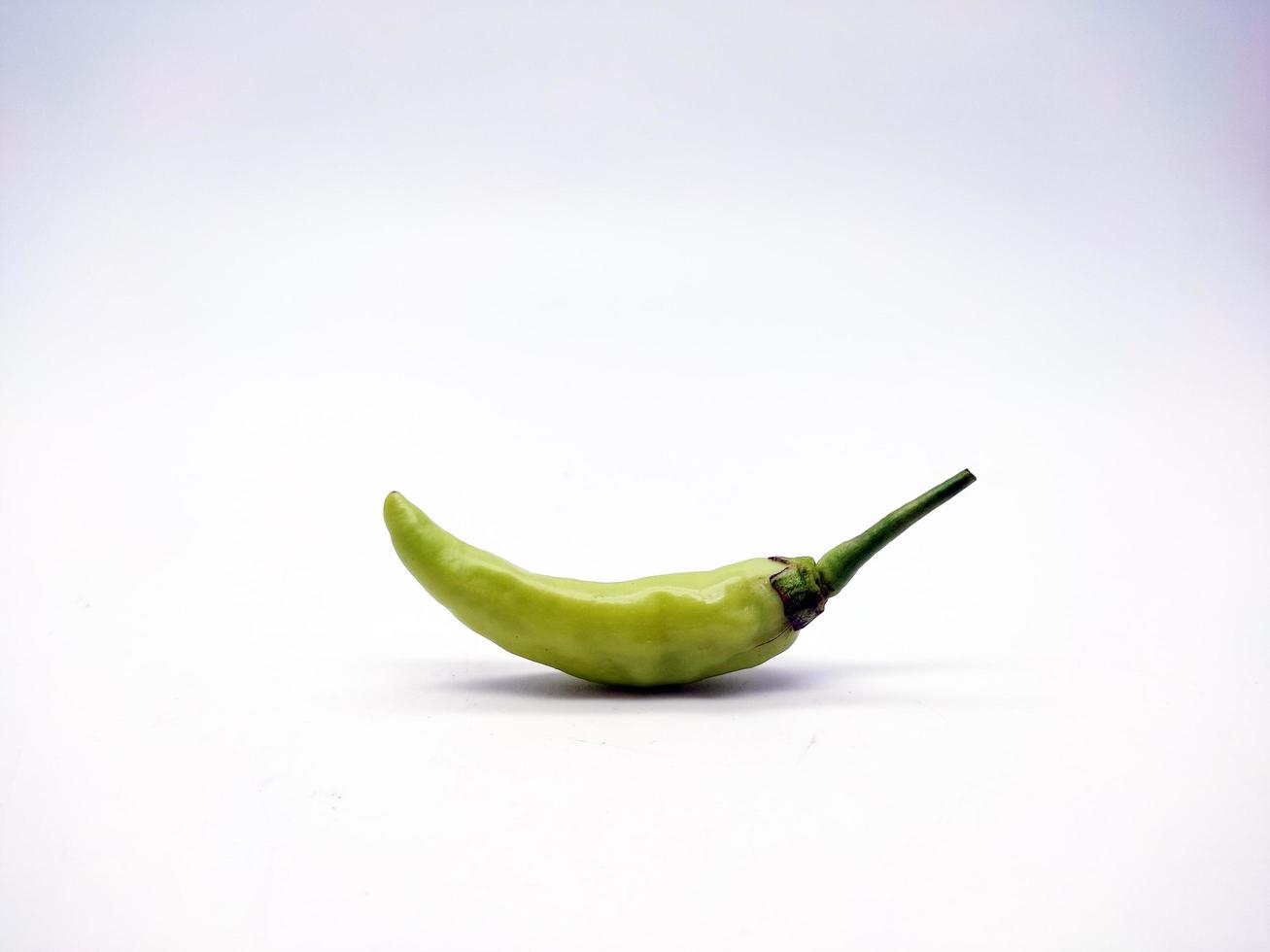 licht groen Chili peper geïsoleerd Aan wit achtergrond foto