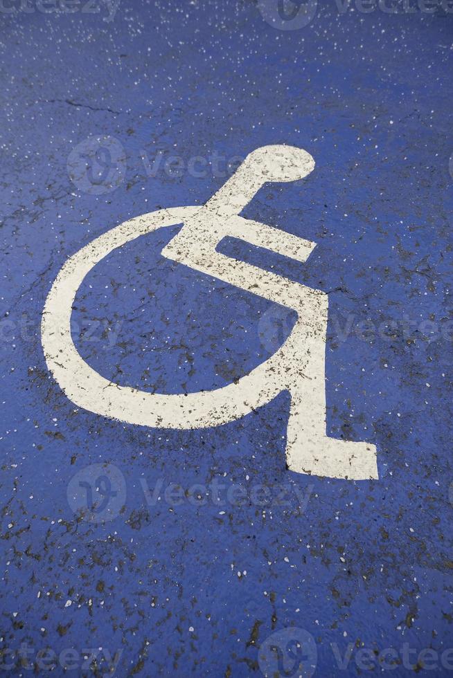 gehandicapt teken Aan de asfalt foto