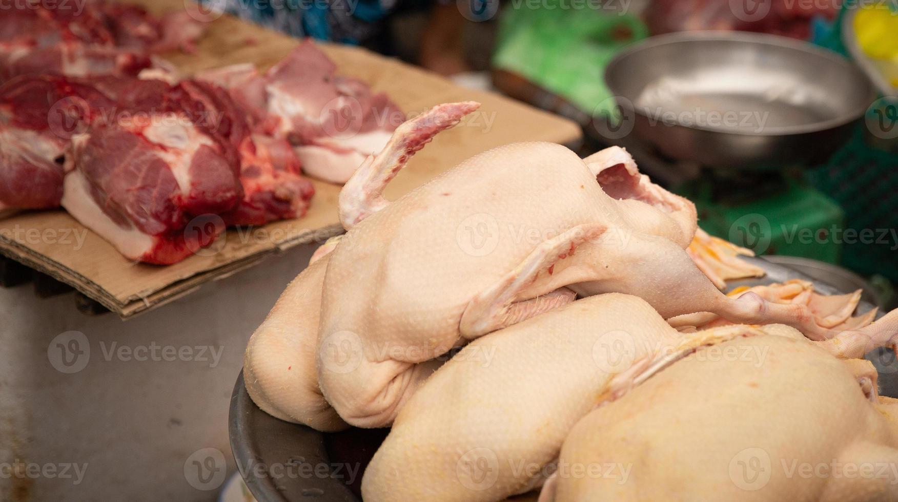 dichtbij omhoog Aan rauw kip met vlees voor uitverkoop foto