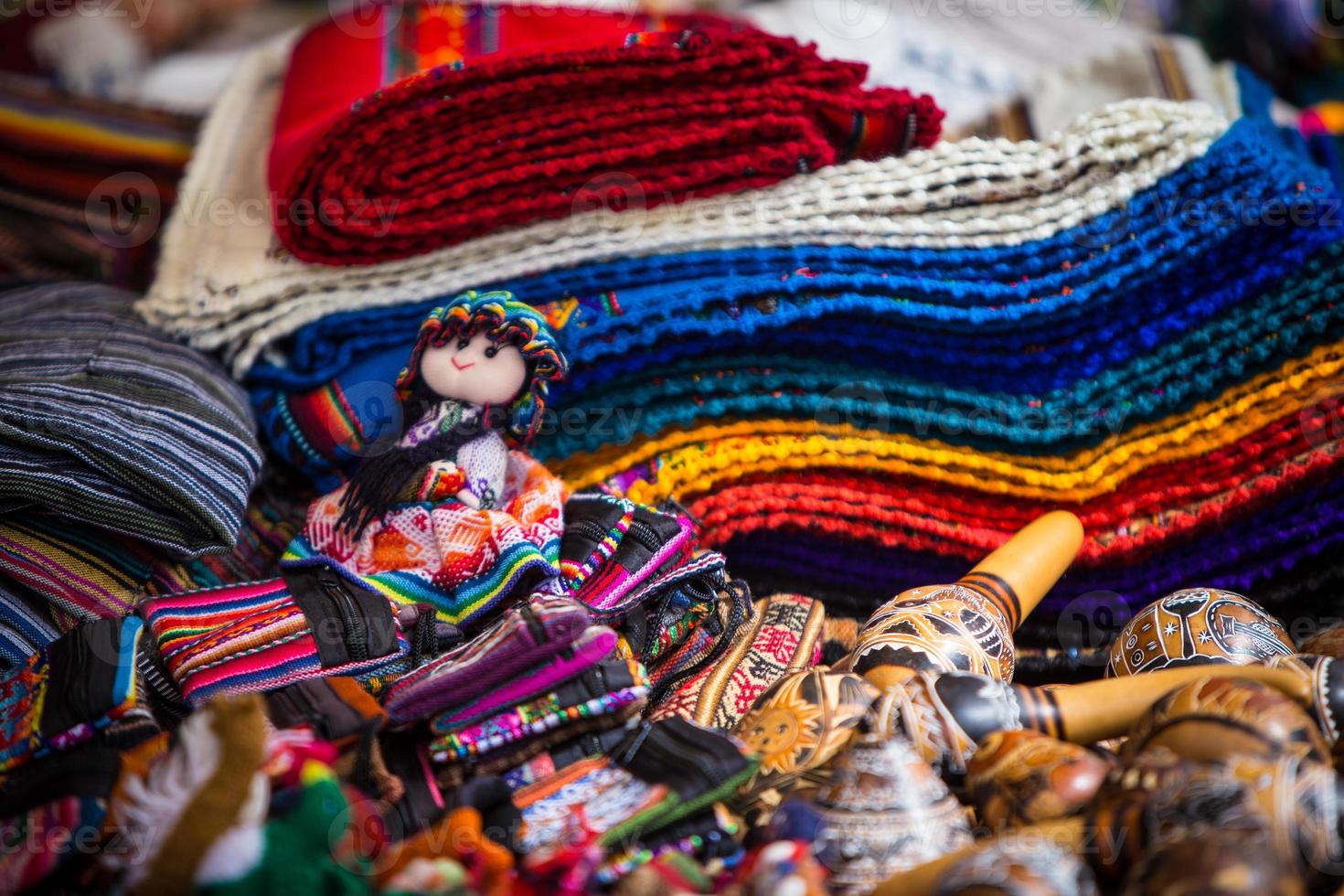 Peruaanse souvenirs van poppen en sjaals foto