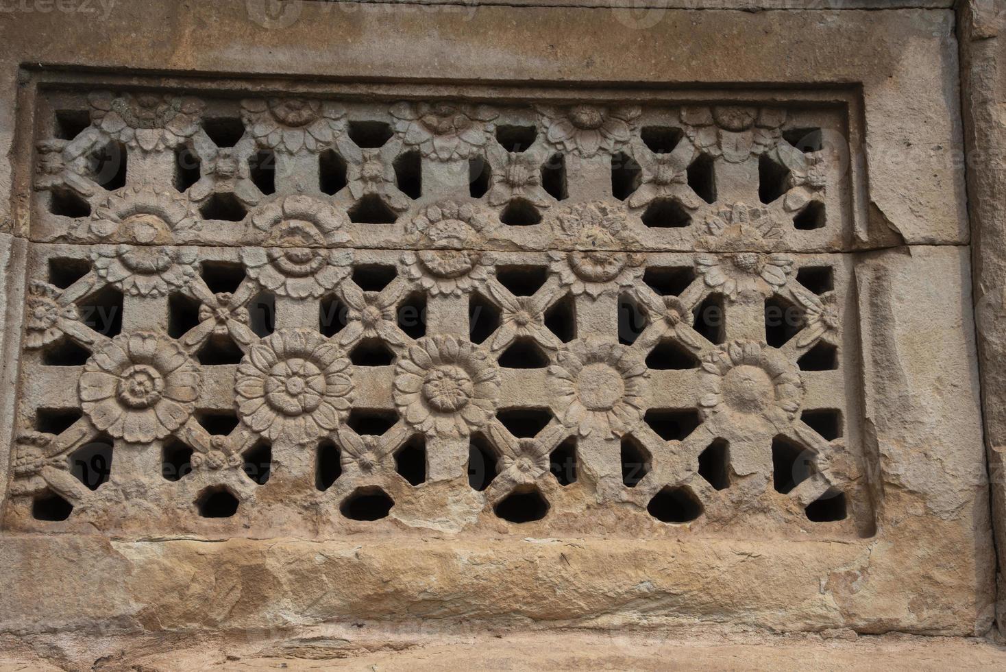sierlijk gebeeldhouwd ramen van tempels in aigat in karnataka, Indië foto