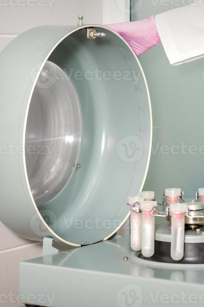 centrifuge machine met bloed test buizen foto