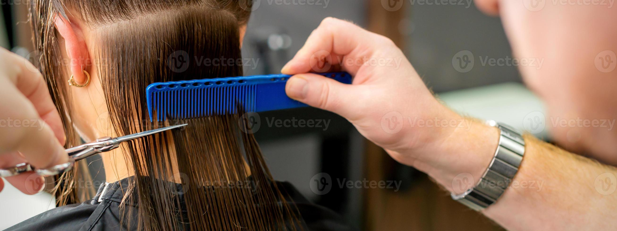 kapper snijdend lang haar- van vrouw foto