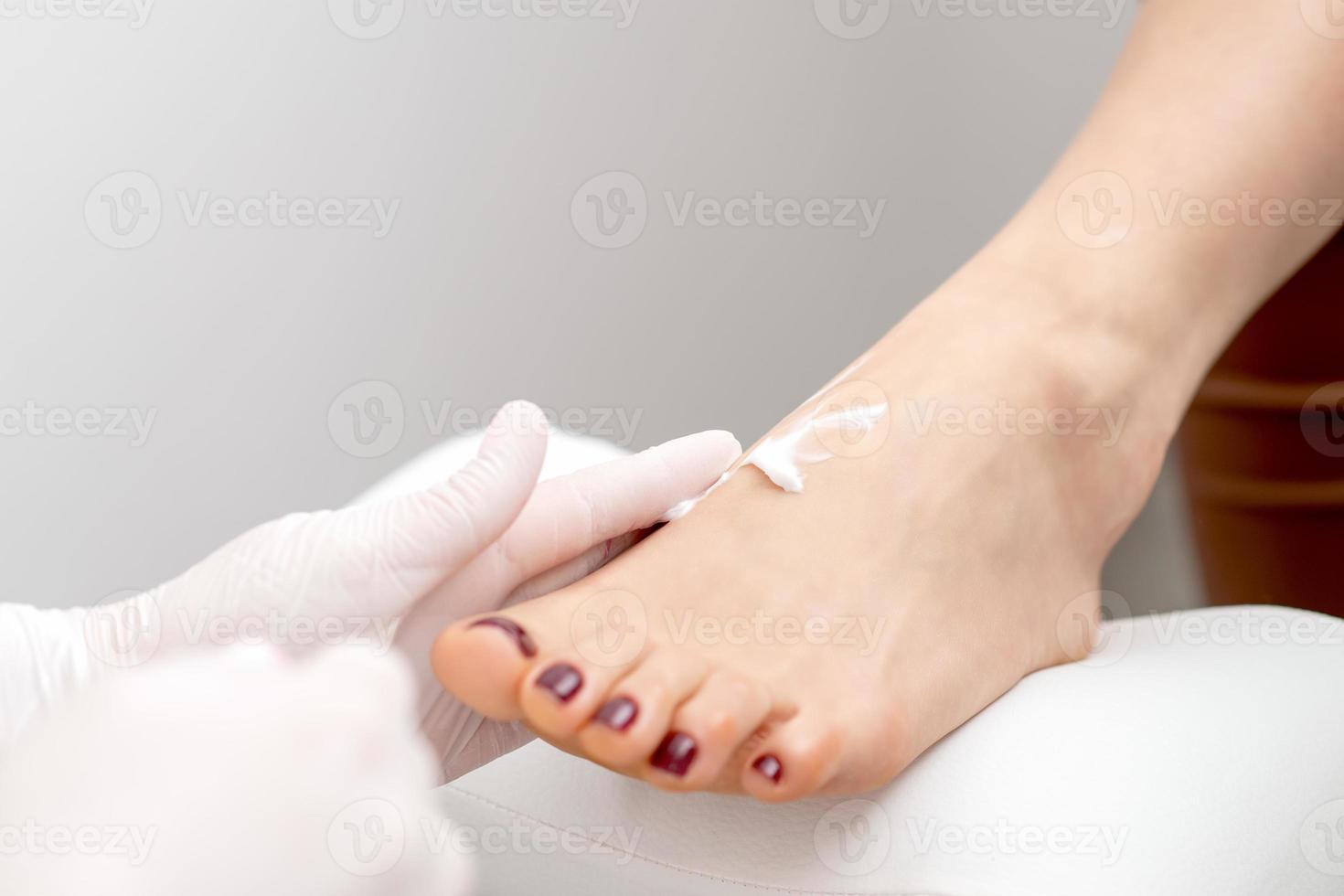 pedicure in wit handschoenen masseren room foto