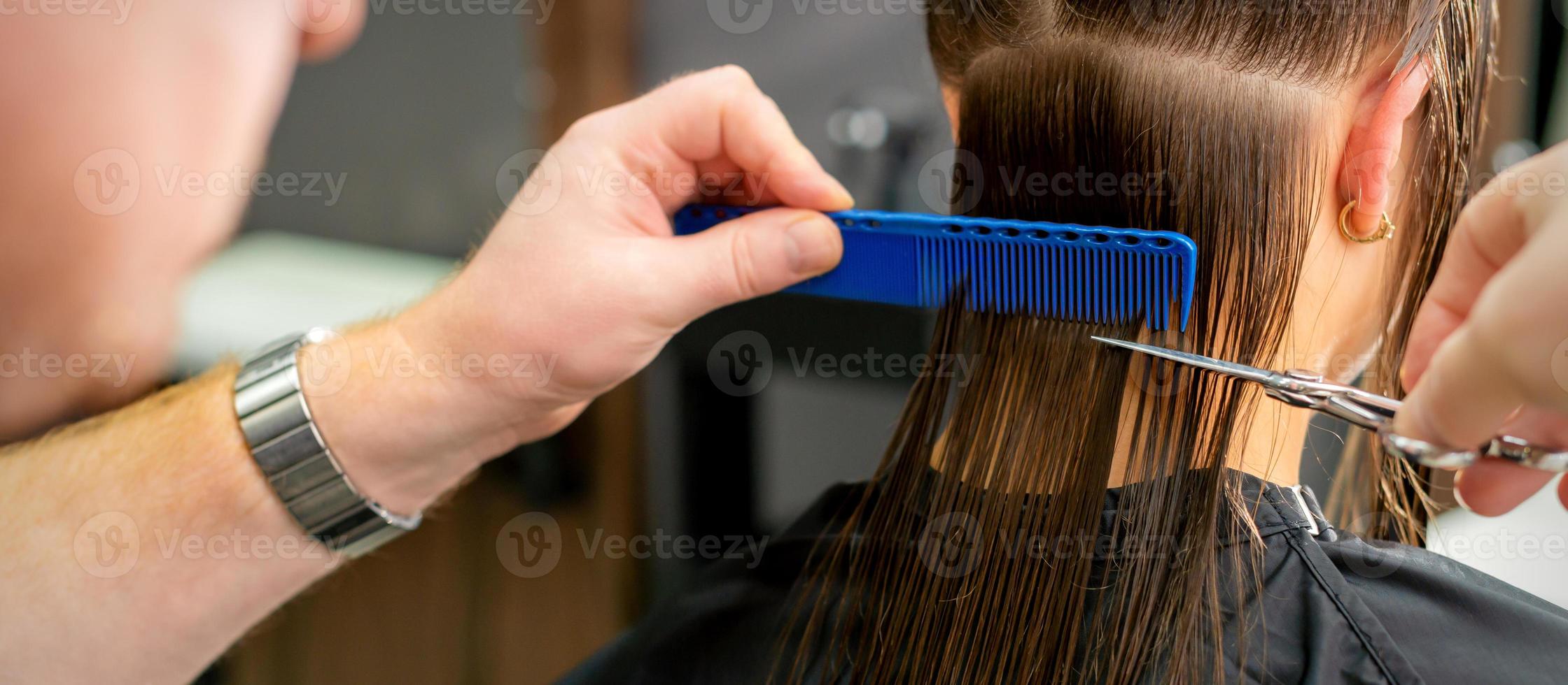 kapper snijdend lang haar- van vrouw foto