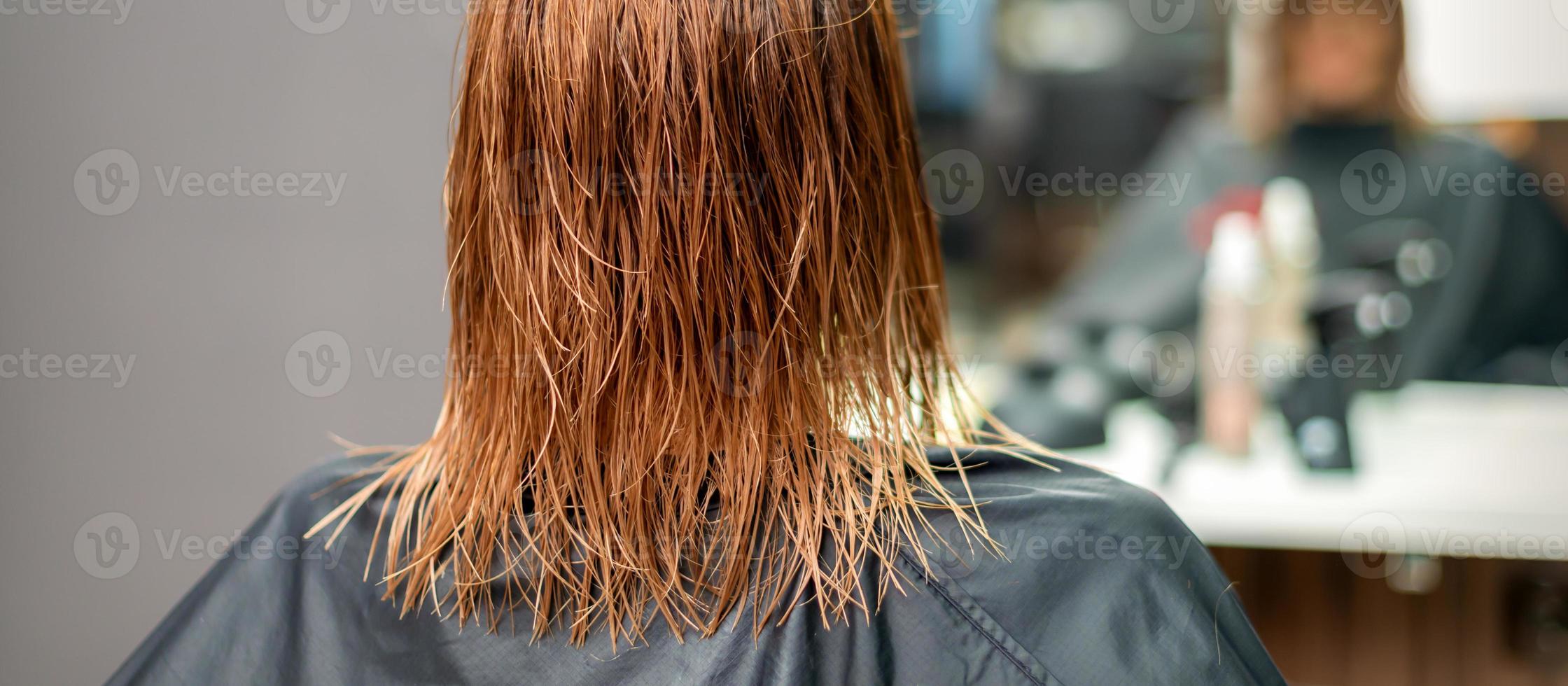 terug visie van nat lang rood haar- foto