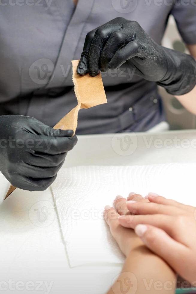 manicure meester opening ambacht envelop met manicure gereedschap foto