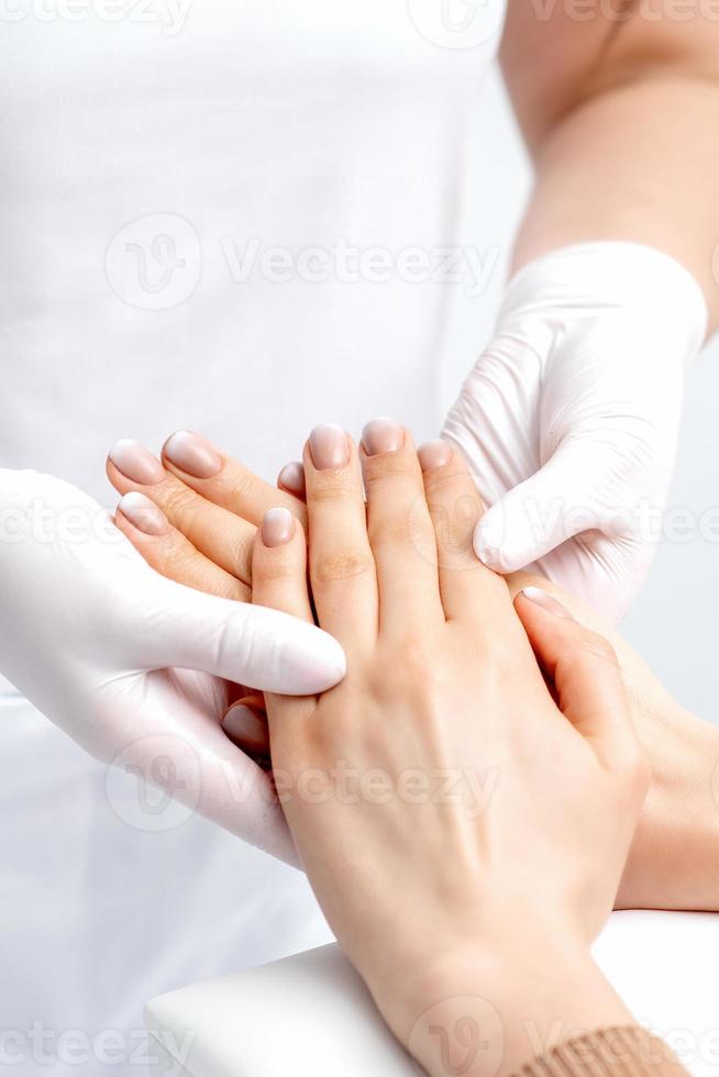 manicure masseren vrouw hand- met manicure foto