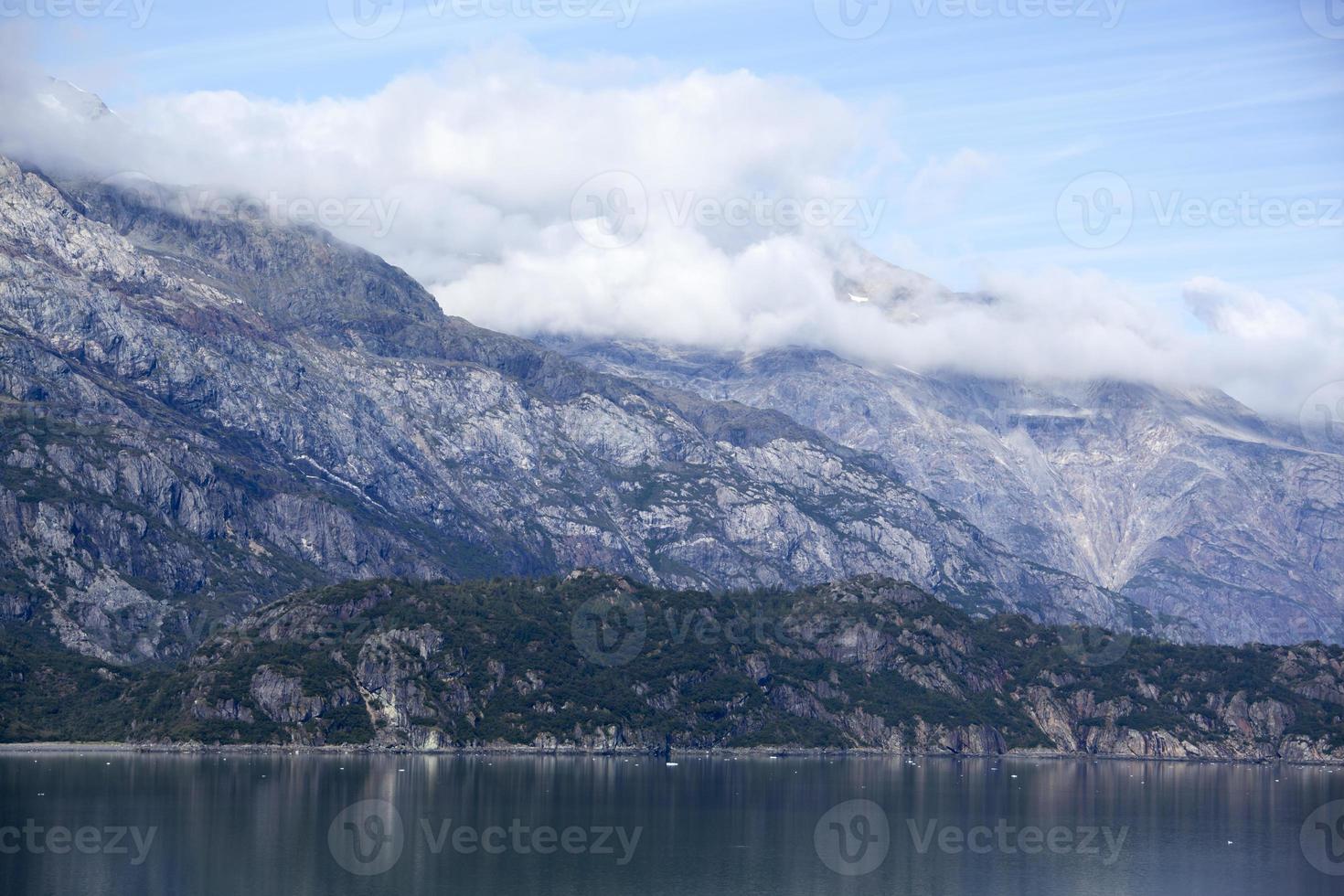 laag wolken over- gletsjer baai nationaal park bergen foto