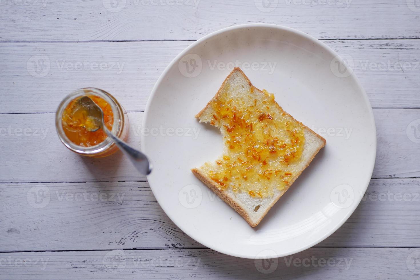 oranje fruit verspreiding Aan een brood Aan tafel foto