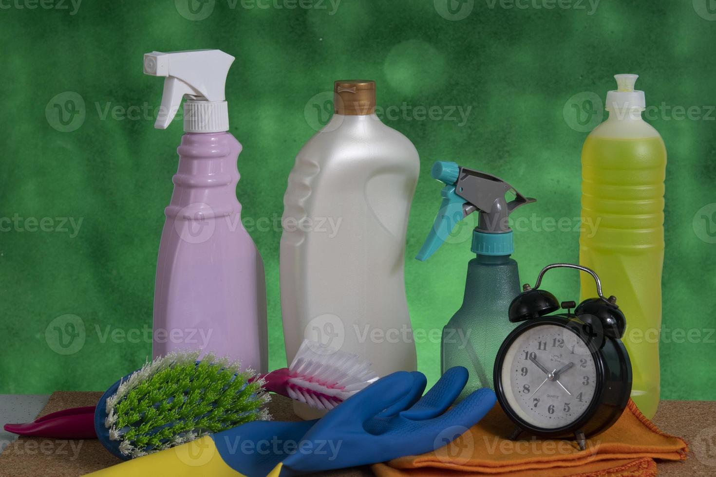 mand met schoonmaak producten voor huis hygiëne gebruik foto