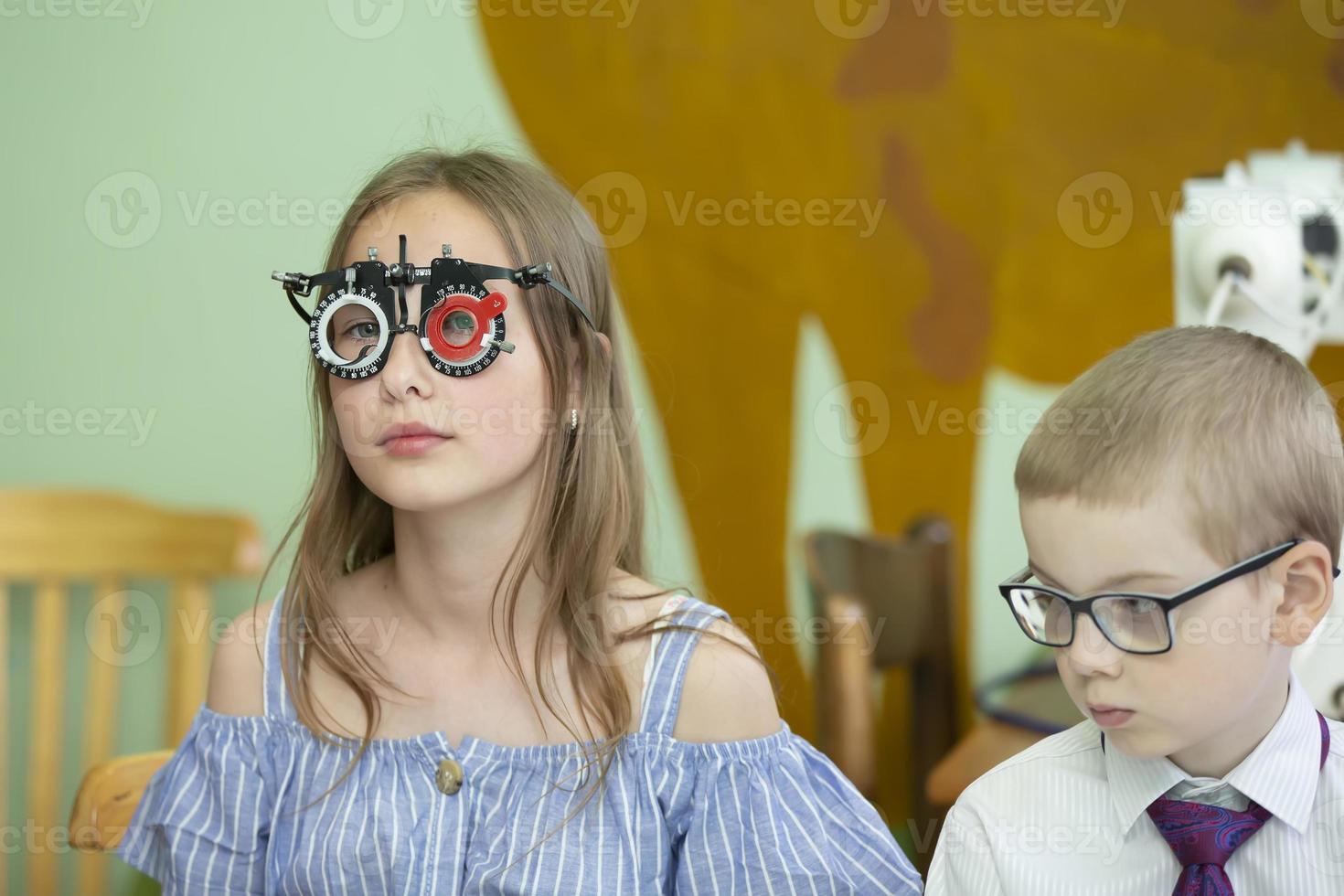 een meisje in speciaal bril voor de behandeling van visie problemen. foto