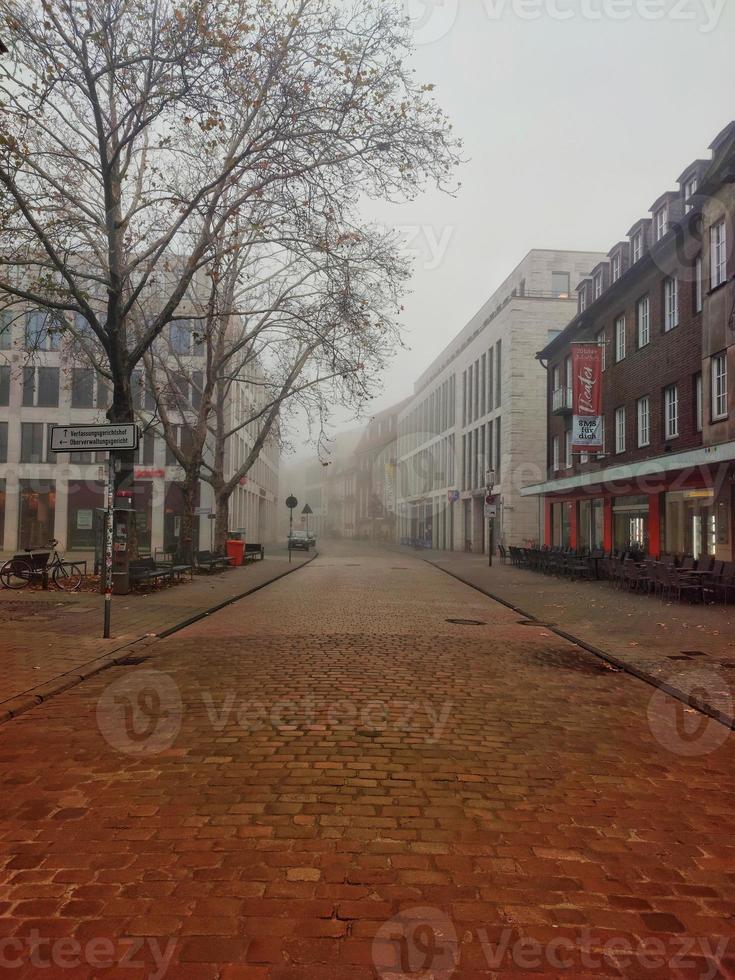mistig straat in Duitsland foto