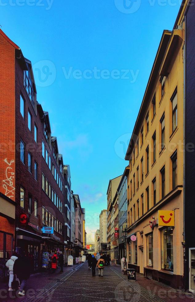 visie van een versmallen steeg in dusseldorf foto