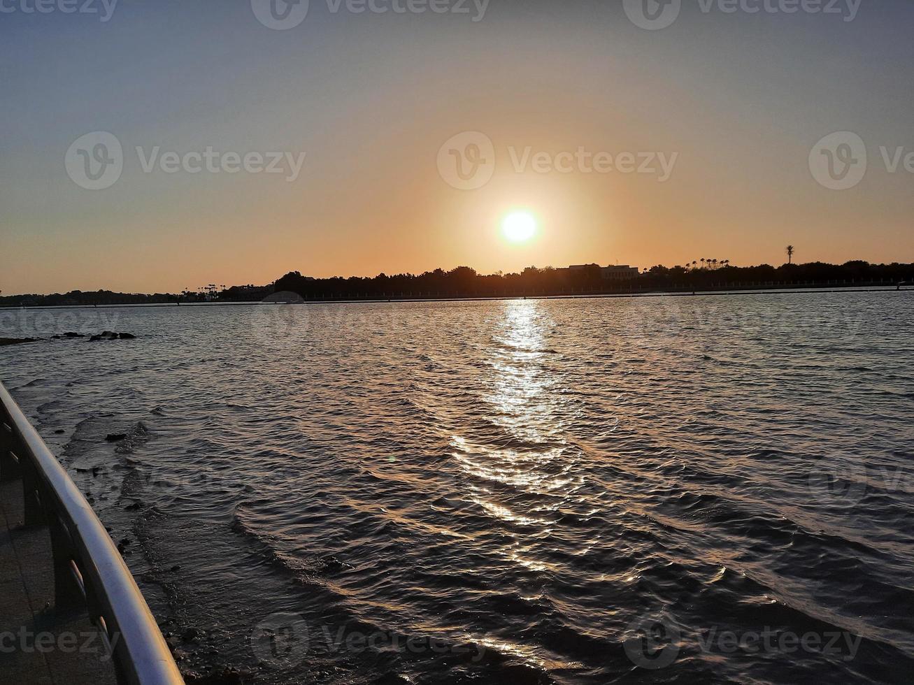 mooi avond en kleurrijk zonsondergang Bij Djedda, corniche, saudi Arabië, foto